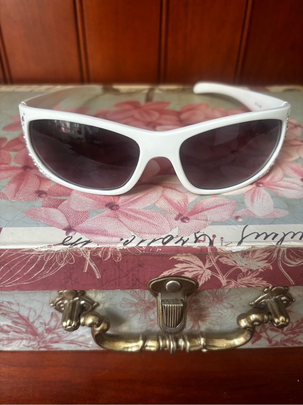 Daisy Fuentes white wrap-around sunglasses vintage Y2K-style - Picture 6 of 12